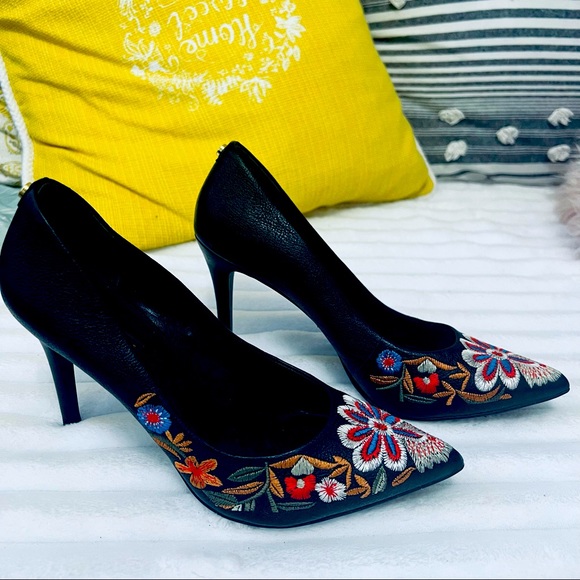 Jorge Bischoff Shoes - Jorge Bischoff: Stylish Women black shoes. Must have!